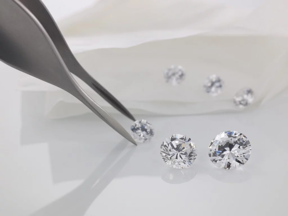Diamants de laboratoire de différentes tailles destinés à la création de bijoux sur mesure, illustrant la qualité et la certification des pierres – Laveran Paris